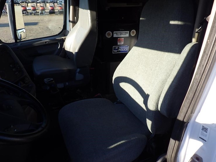 2016-freightliner-cascadia-113-image-19