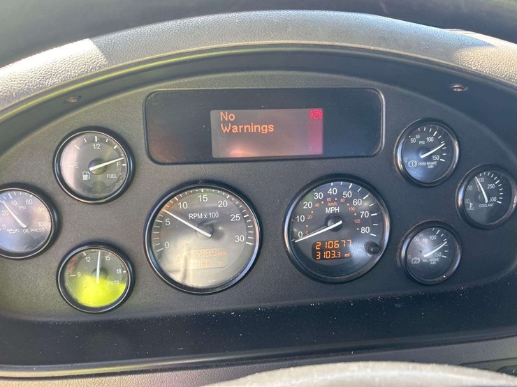 2017-peterbilt-348-image-11