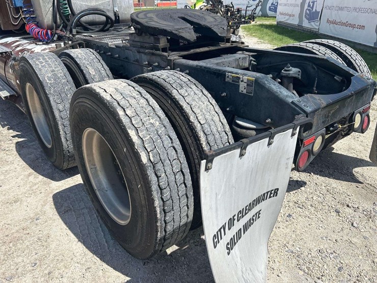2014-peterbilt-384-image-15