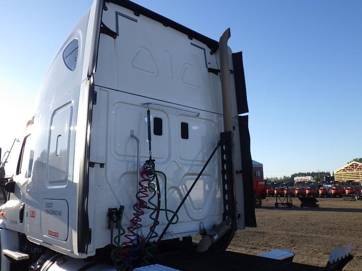 2016-freightliner-cascadia-113-image-10