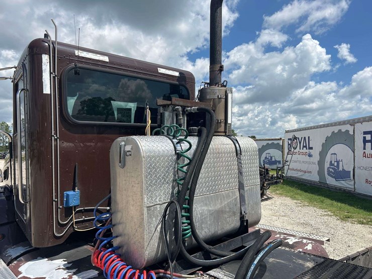 2014-peterbilt-384-image-16