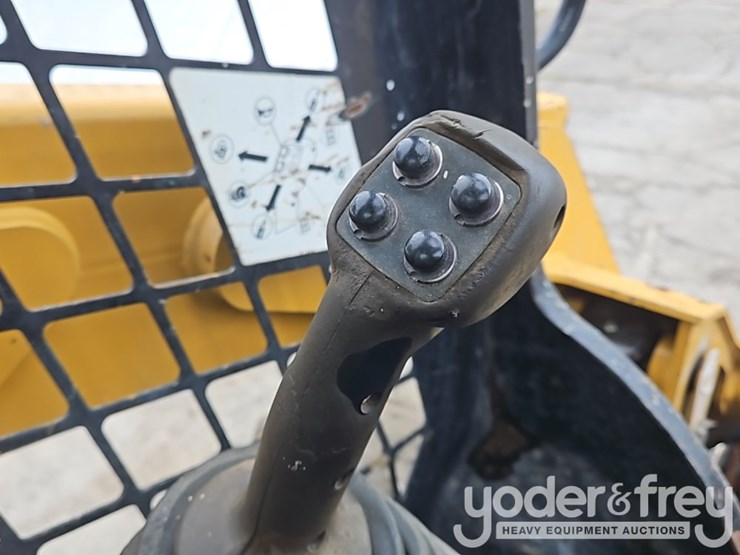 2016-caterpillar-236d-image-30