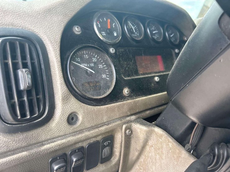 2015-peterbilt-320-image-21