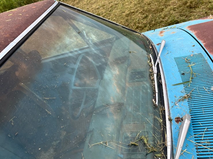 1972-plymouth-valient￼,-slant-six-engine-and-manual-transmission,-glass-is-good,-leaf-springs,-been-sitting-for-a-long-time.-image-45