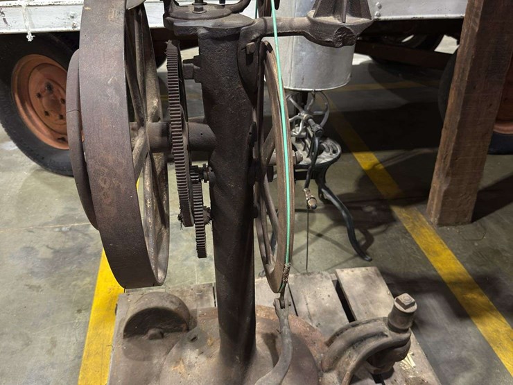 foot-powered-treadle-machine-image-2