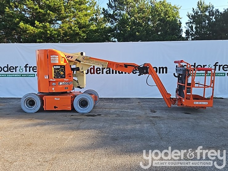 2004-jlg-e300ajp-image-6