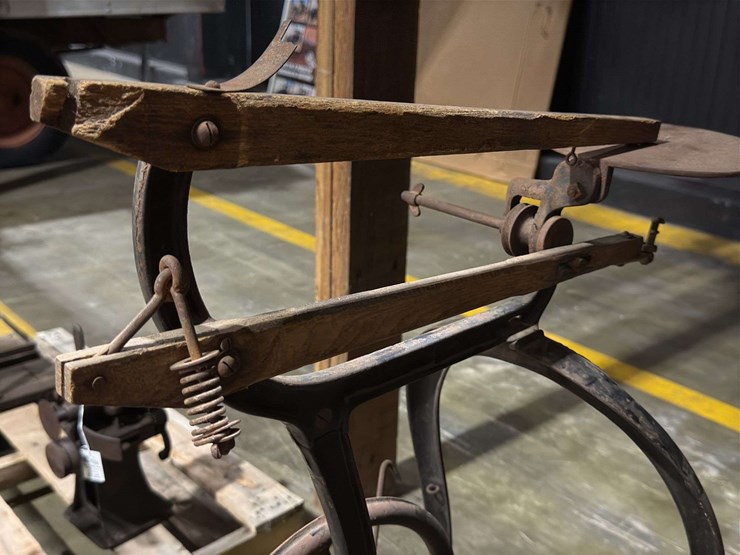 new-rodger’s-treadle-scroll-saw-image-15