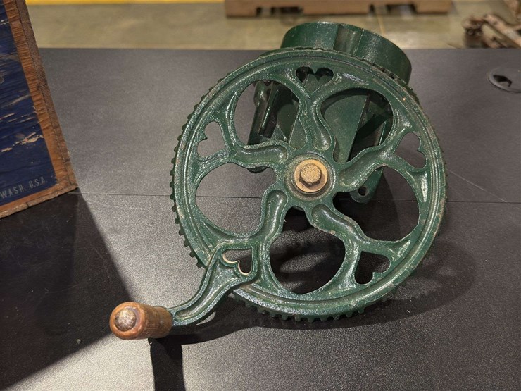goodell-company-"turntable-'98"-apple-peeler-and-wooden-apple-crate-image-5
