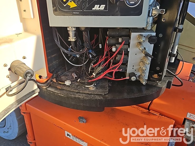 2004-jlg-e300ajp-image-21