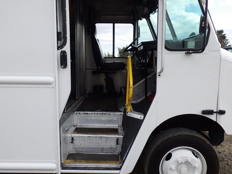 2012-freightliner-mt55-image-10