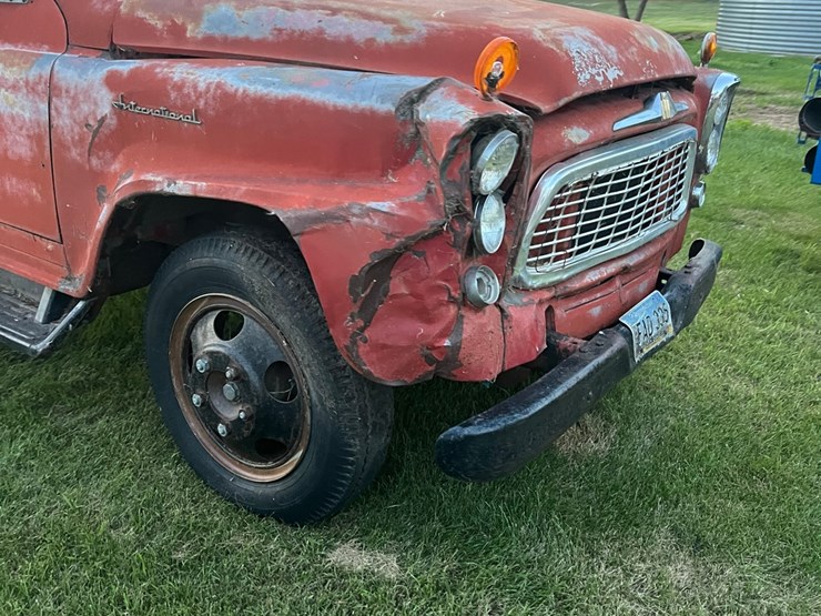 1961-ih--truck,-steel-box-and-hoist,-no-end-gate,-didnt-try-starting-it.-image-8