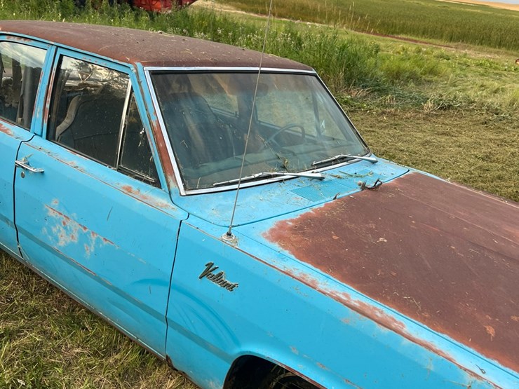 1972-plymouth-valient￼,-slant-six-engine-and-manual-transmission,-glass-is-good,-leaf-springs,-been-sitting-for-a-long-time.-image-42
