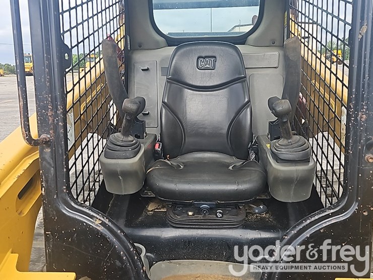 2017-caterpillar-259d-image-23