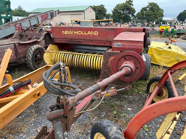 new-holland-320-image-4