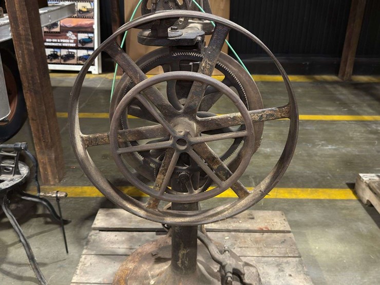foot-powered-treadle-machine-image-4