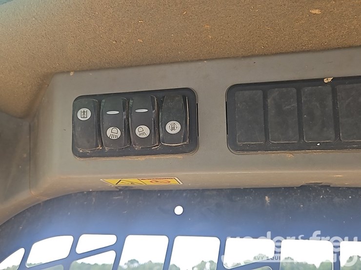 2017-caterpillar-259d-image-27