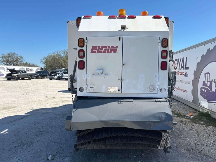2002-freightliner-fl70-image-37