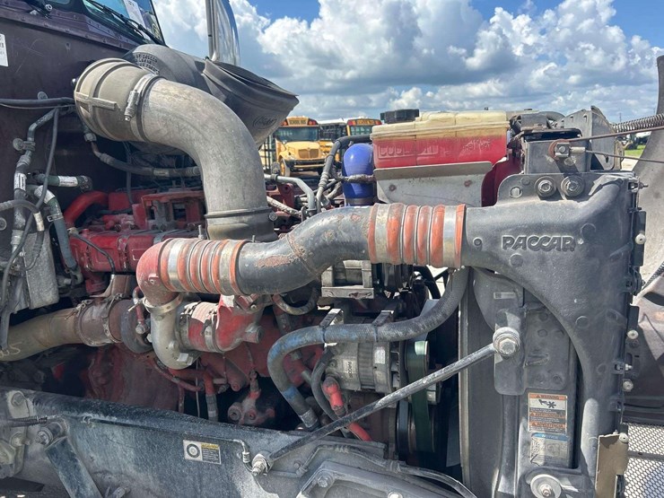 2014-peterbilt-384-image-11