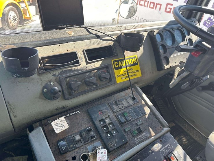 2002-freightliner-fl70-image-31