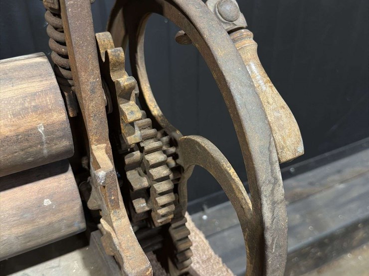 ewbank-"little-giant"-cast-iron-clothes-mangle/wringer-image-6