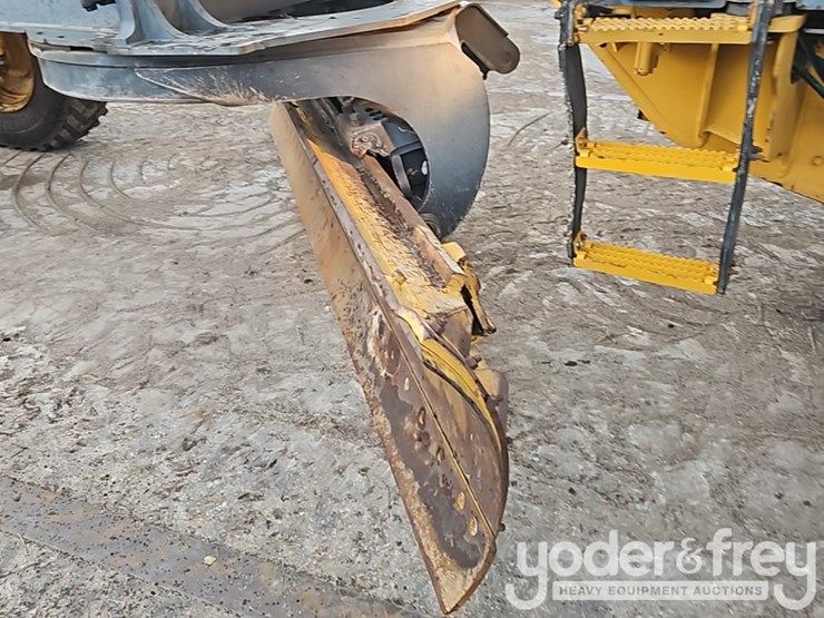2014-deere-770g-image-21