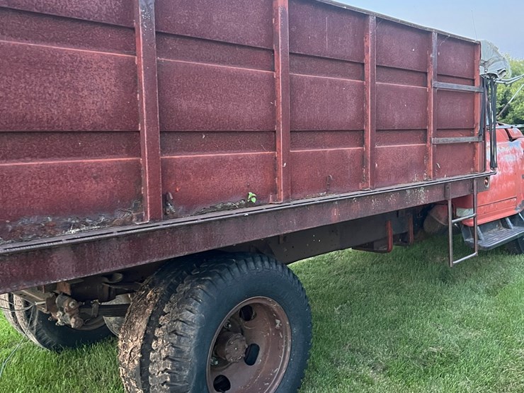 1961-ih--truck,-steel-box-and-hoist,-no-end-gate,-didnt-try-starting-it.-image-12