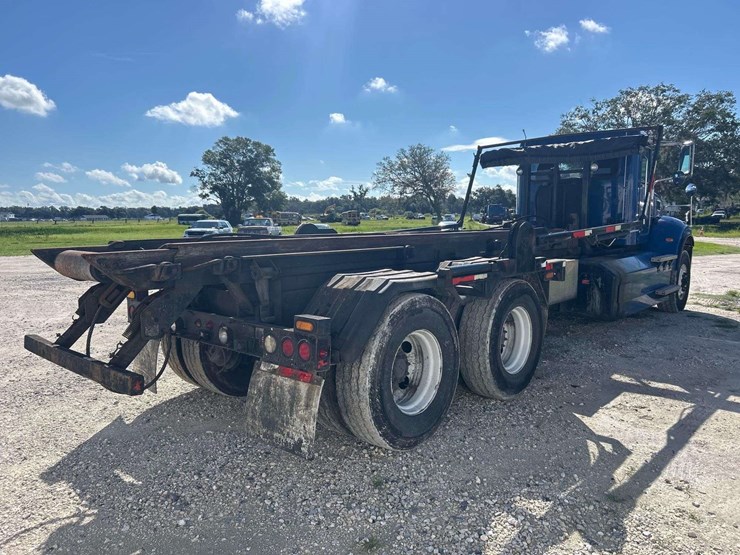 2017-peterbilt-348-image-3