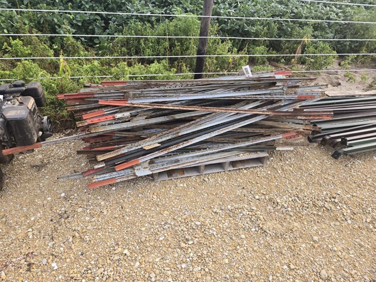 #3920-•-(156)-steel-fence-posts-image-4