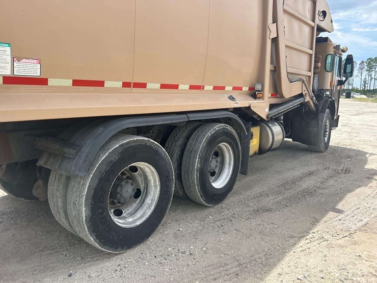 2015-peterbilt-320-image-11