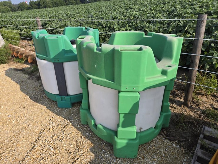 #3856-•-(2)-150-gallon-poly-totes-image-5