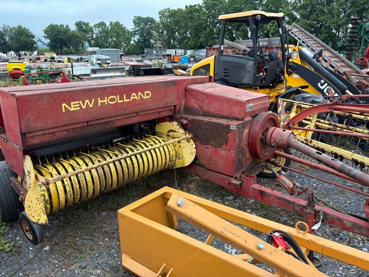new-holland-320-image-2