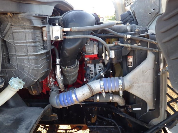 2016-freightliner-cascadia-113-image-13