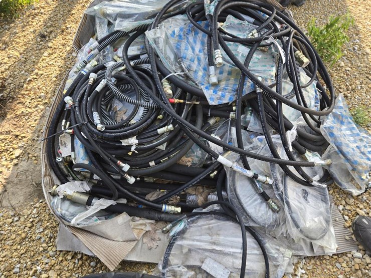 #3846-•-box-of-assorted-hydraulic-hoses-image-9