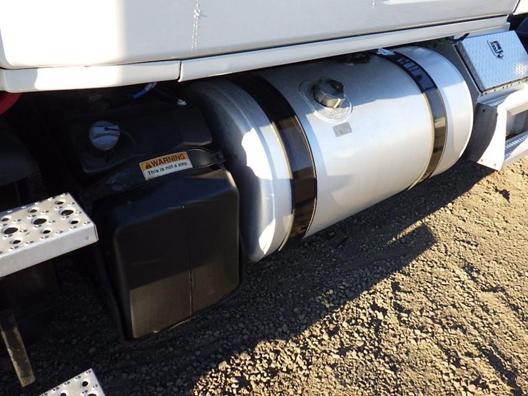 2016-freightliner-cascadia-113-image-17