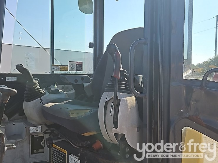 2014-deere-60g-image-31