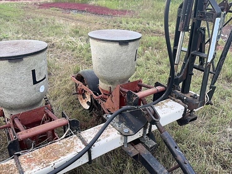 lilliston-8-row-planter-with-fiberglass-boxes,-been-sitting,-some-rust,-boxes-turn-free,-discs-need-loosened-up-image-23