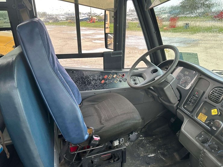 2007-freightliner-b2-image-12