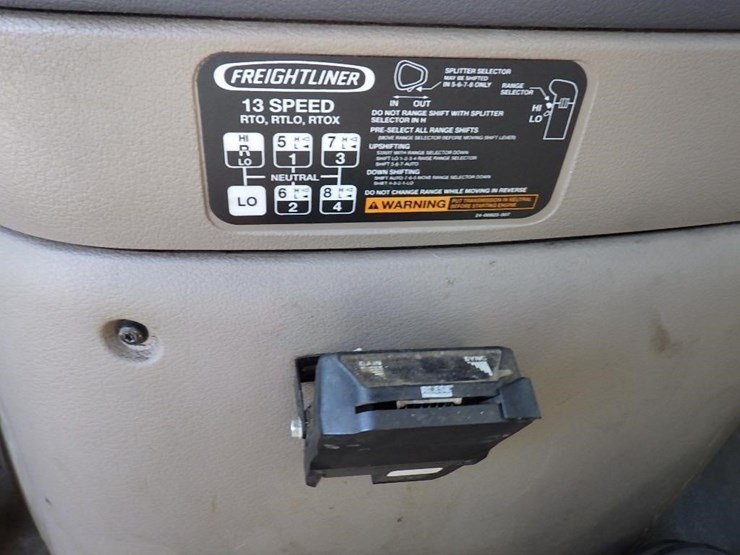 2012-freightliner-cascadia-125-image-31