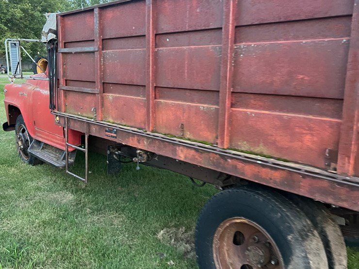 1961-ih--truck,-steel-box-and-hoist,-no-end-gate,-didnt-try-starting-it.-image-15