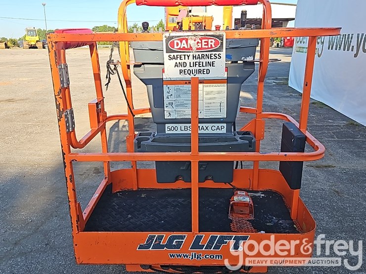 2004-jlg-e300ajp-image-37
