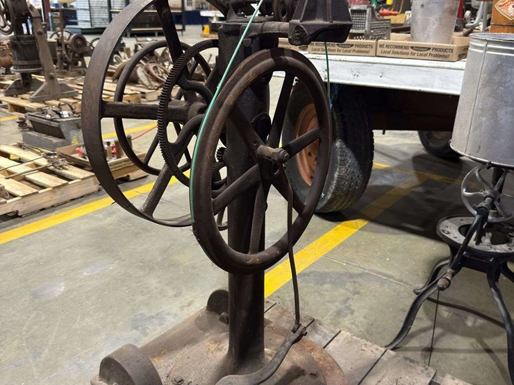 foot-powered-treadle-machine-image-1