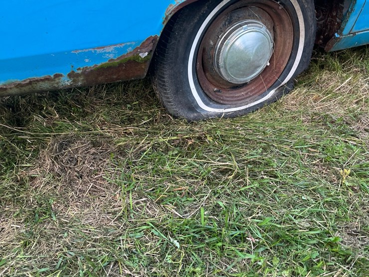 1972-plymouth-valient￼,-slant-six-engine-and-manual-transmission,-glass-is-good,-leaf-springs,-been-sitting-for-a-long-time.-image-57