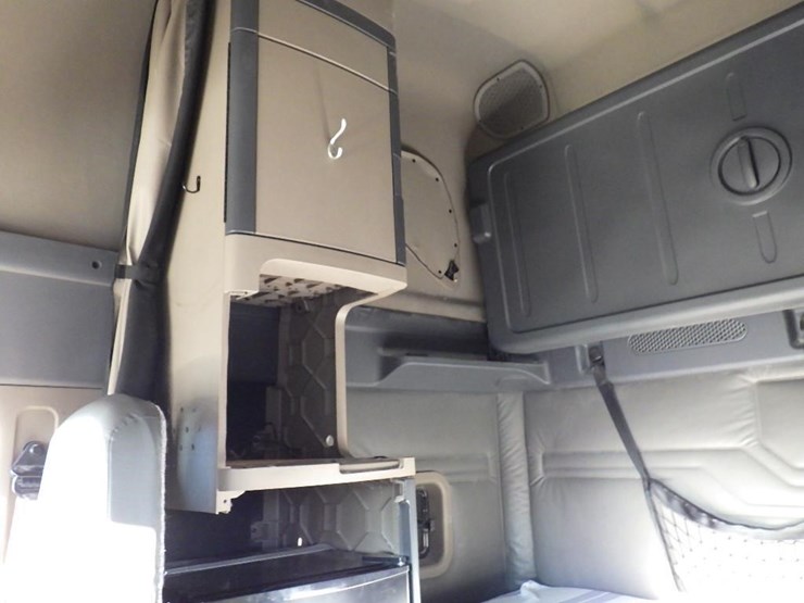 2016-freightliner-cascadia-113-image-29