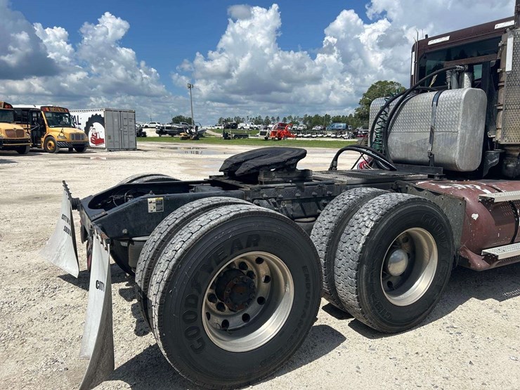 2014-peterbilt-384-image-12