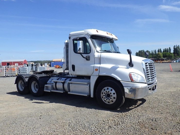 2012-freightliner-cascadia-125-image-2