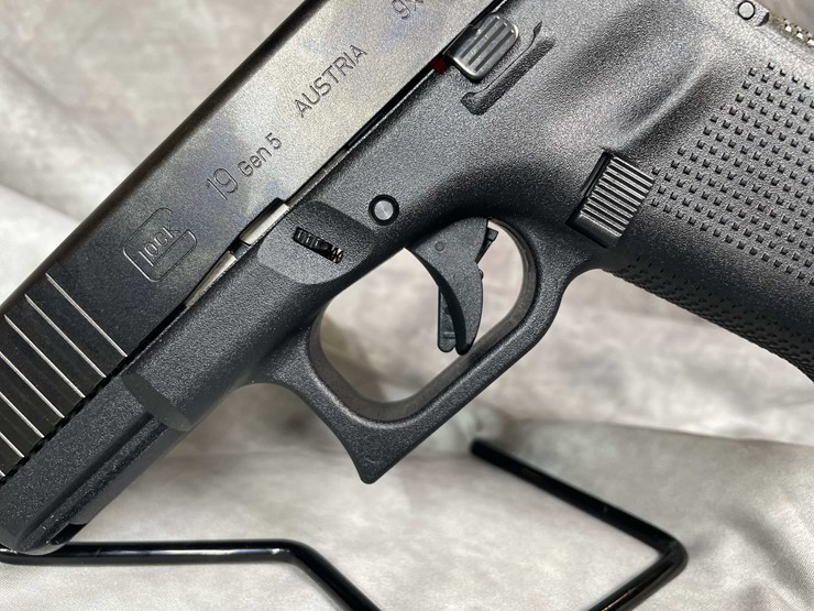 #4544-•-glock-19-gen-5-9mm-luger-semi-auto-pistol,-sn:-cesf245-image-17