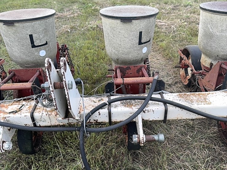 lilliston-8-row-planter-with-fiberglass-boxes,-been-sitting,-some-rust,-boxes-turn-free,-discs-need-loosened-up-image-19