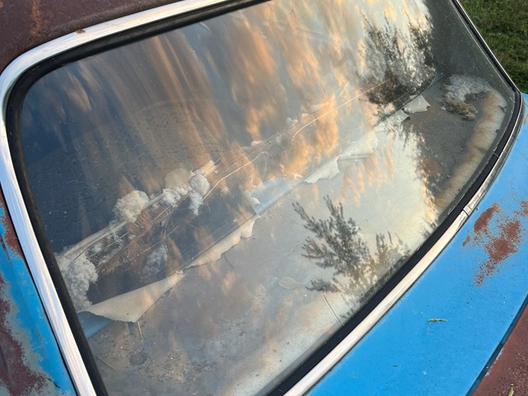 1972-plymouth-valient￼,-slant-six-engine-and-manual-transmission,-glass-is-good,-leaf-springs,-been-sitting-for-a-long-time.-image-69