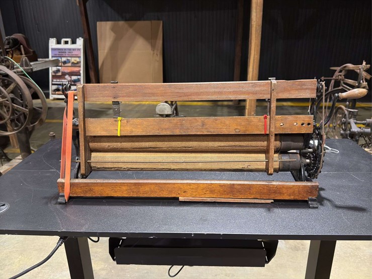 hand-crank-waukegan-wallpaper-&-border-trimmer-image-9