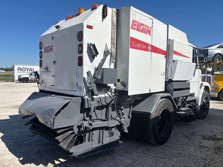 2002-freightliner-fl70-image-3
